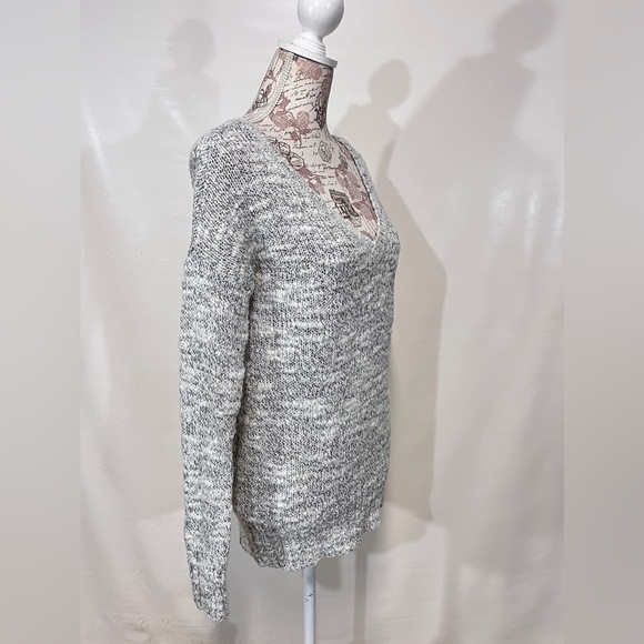 🛍️ AMERICAN EAGLE Gray heather V-neck sweater size M - Picture 7 of 15